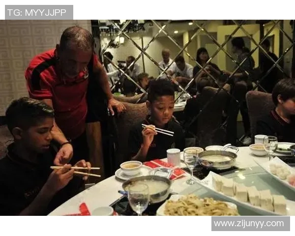 足球明星使用筷子吃饭的高清趣味图片展示与背后的故事分享